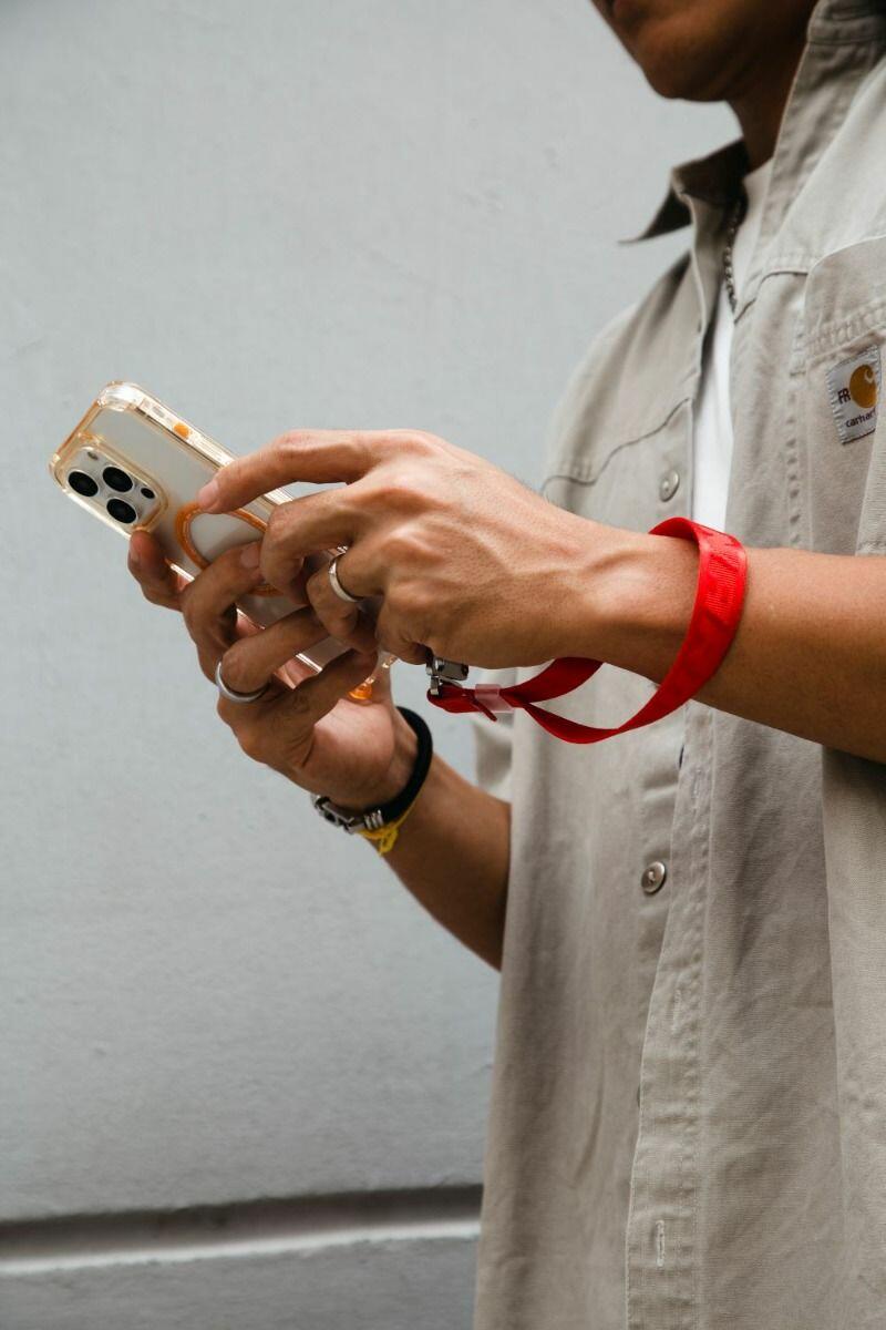 SKINARMA SCOUT HANDSTRAP RED
