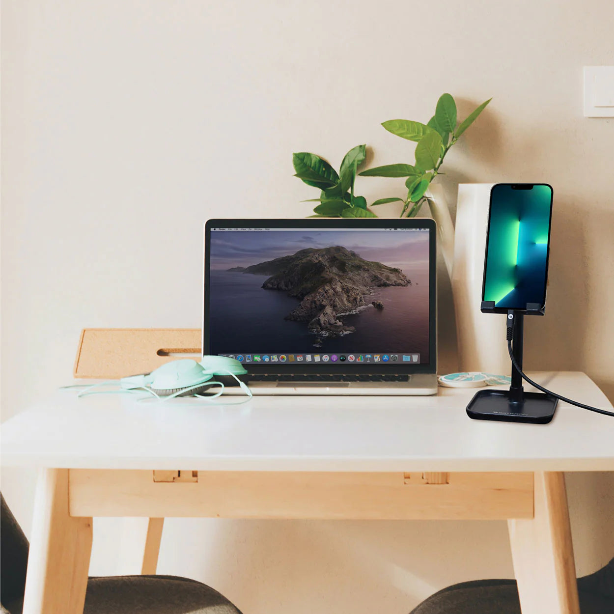 Baykron Mobile/ Tablet Portabble Stand Black color