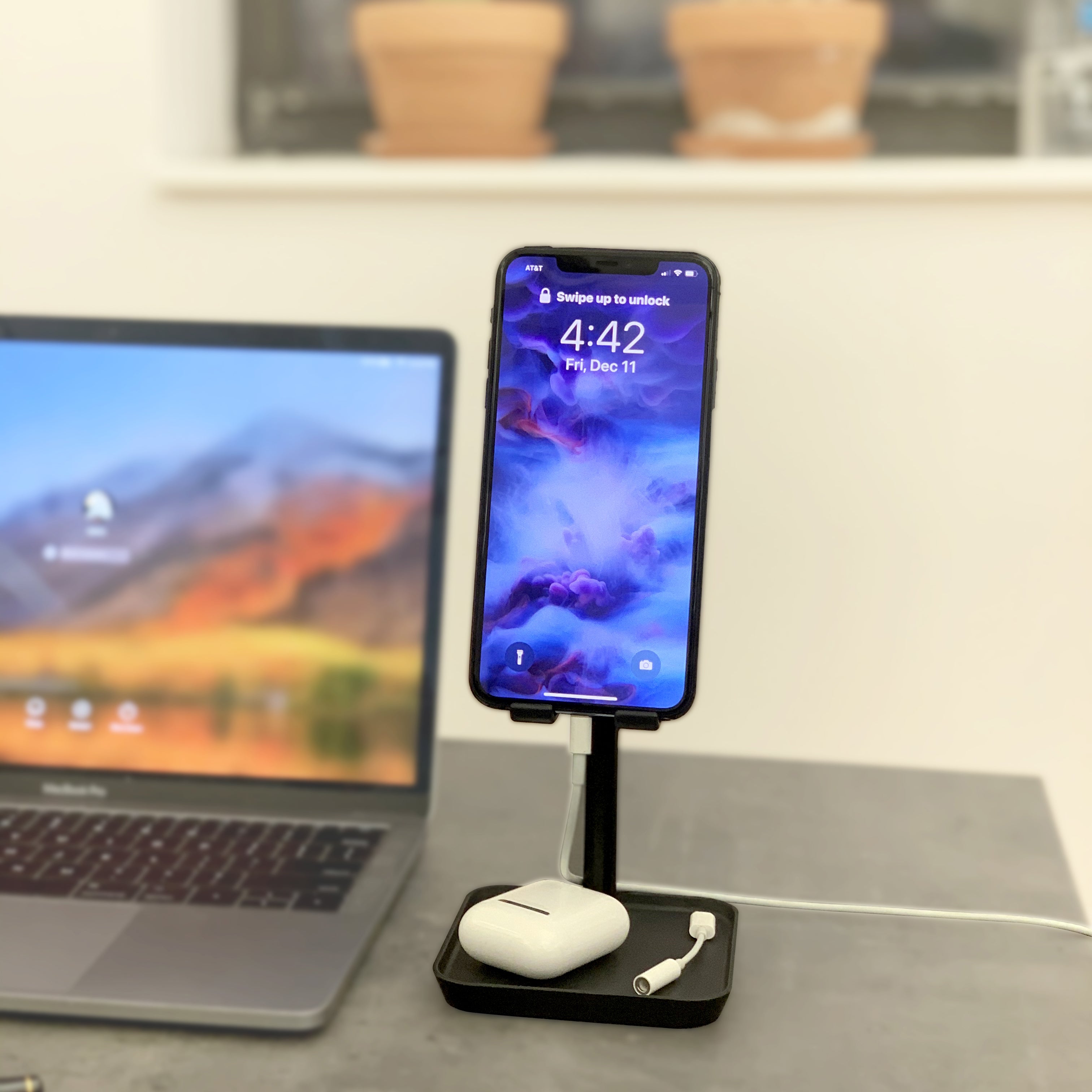 Kikkerland Adjustable Phone Stand Black